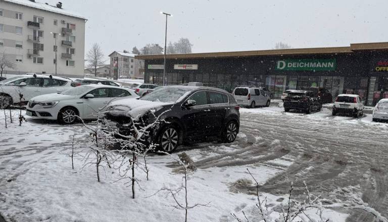 Vse to je zakuhal veter, zaprtih več cest in šol