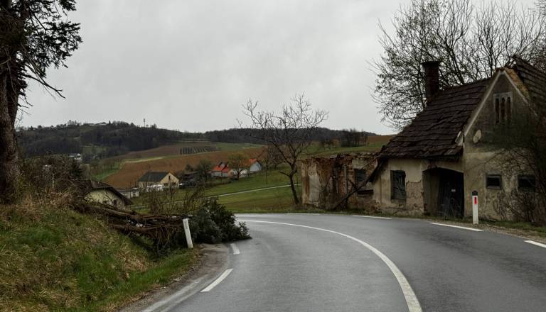 Številne ceste v Pomurju popolnoma neprevozne, objavljamo seznam