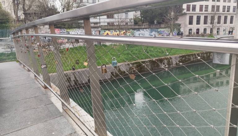 FOTO in VIDEO: Ljubezenske ključavnice osvojile nov most v Ljubljani