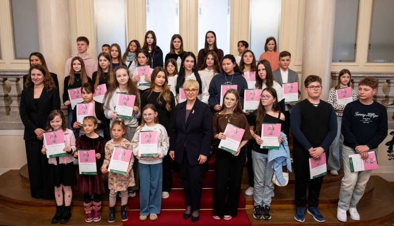 FOTO: Belokranjski učenci v Predsedniški palači 