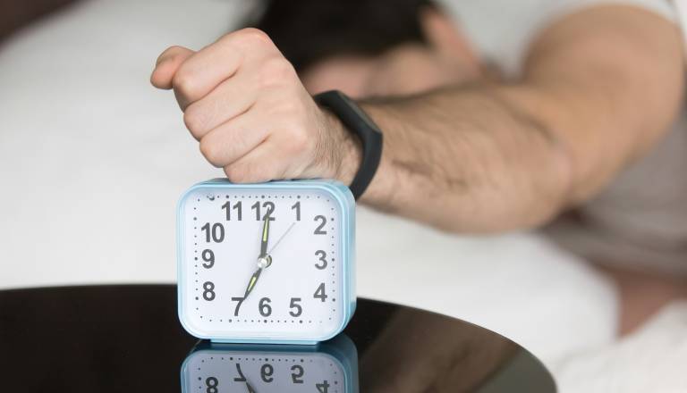 V nedeljo nam bo odvzeta ena ura spanja