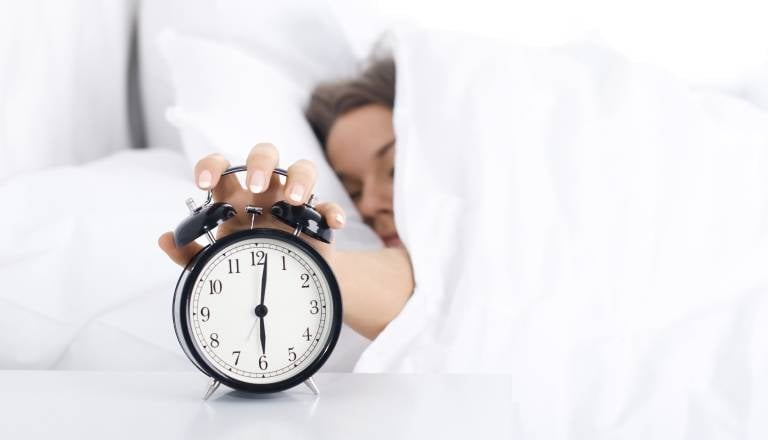 V nedeljo bomo spali eno uro manj