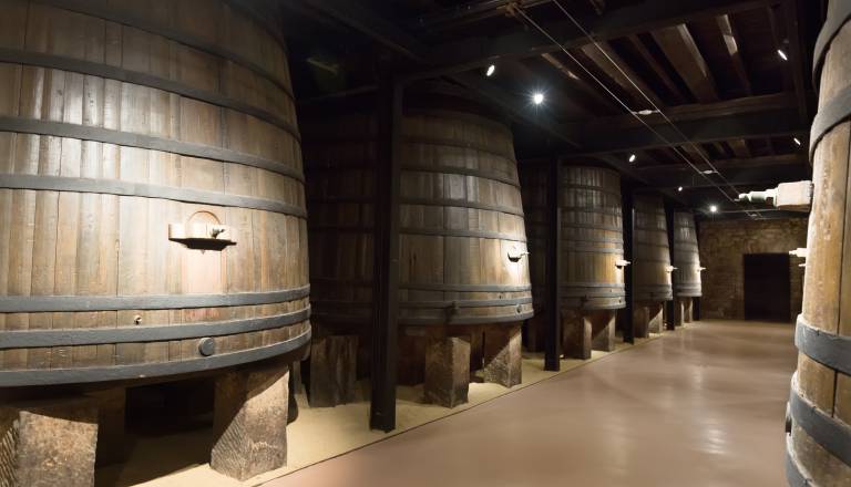 Bela vina še naprej prevladujejo, skupna proizvodnja pa upadla