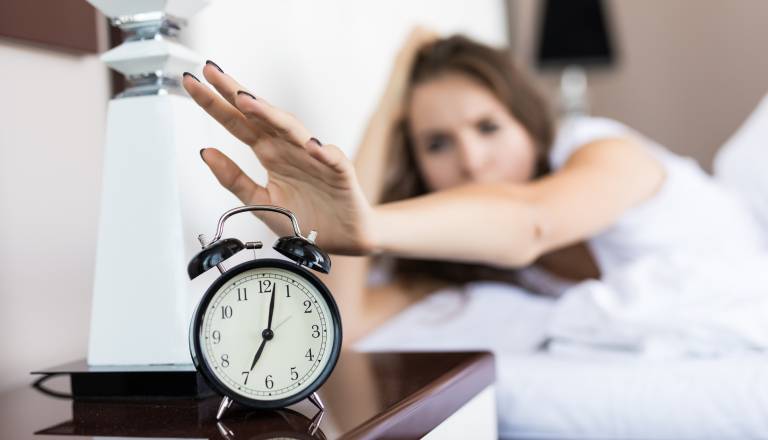 Zaradi premika ure lahko občutimo pomanjkanje spanja