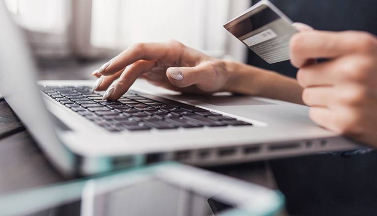 Lažni popusti postajajo stalnica, kupci pogosto plačajo več