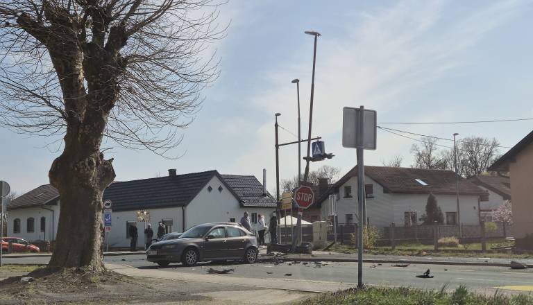 FOTO: V Srednji Bistrici trčili zaradi izsiljene prednosti, dve osebi poškodovani