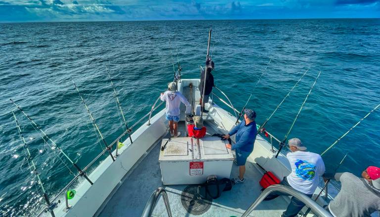 Nočna mora v Istri: čoln potonil, trije ribiči ujeti v morju