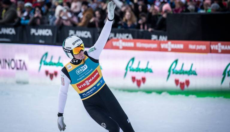 Katastrofalne razmere zagodle Lanišku, Prevc kljub temu preko 240 metrov 