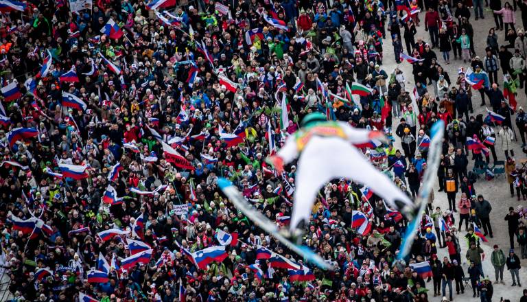 Domen Prevc kljub katastrofalnim razmeram v prvi seriji preko 240 metrov