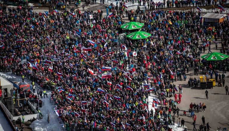 V prvi seriji katastrofalne razmere, Domen Prevc kljub temu preko 240 metrov 