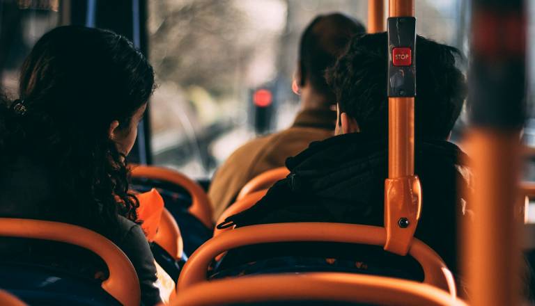 Nerazumljivo: Po trku avtobusa deklica poškodovana, voznik pa kar peljal naprej