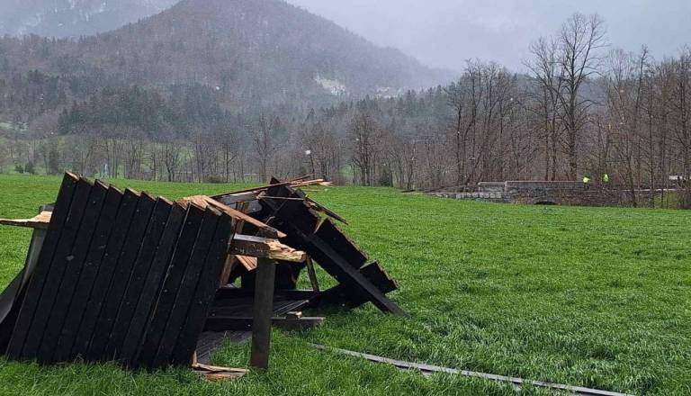 Orkanski veter razdejal Slovenijo, včeraj zabeležili skoraj 300 intervencij