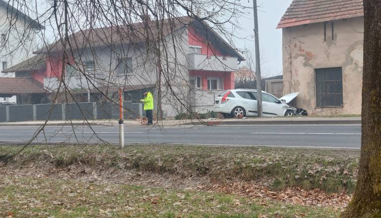 FOTO in VIDEO: Avtomobil po trčenju s tovornjakom odbilo v hišo