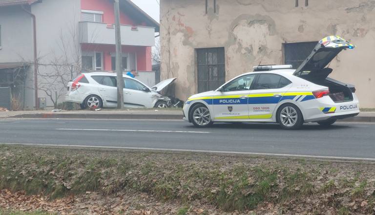 FOTO in VIDEO: Počilo tik pred Mursko Soboto, avtomobil pristal v hiši, udeležen tudi tovornjak