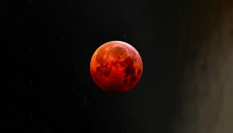 Luna bo za skoraj uro dobila rdečkaste, rjaste odtenke