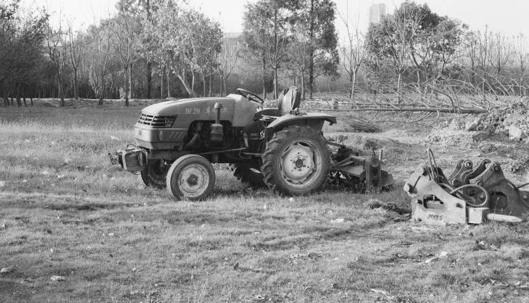 Traktor zagorel, voznik umrl na kraju nesreče