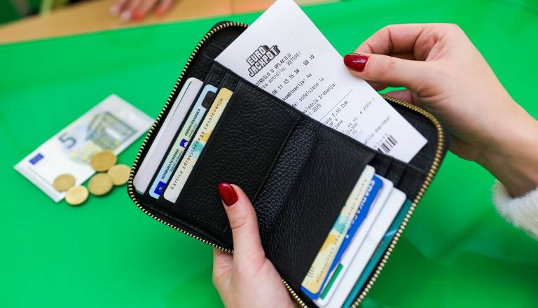 Slovenija ima novega milijonarja! Srečnež zadel deset milijonovdo