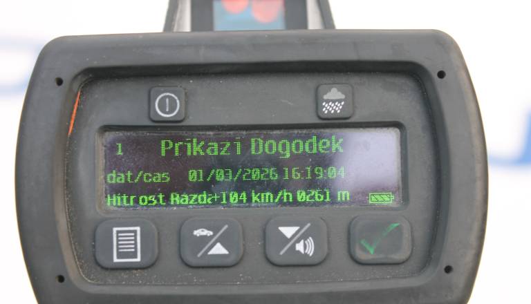 Motorist po Kočevju s kar 104 kilometri na uro