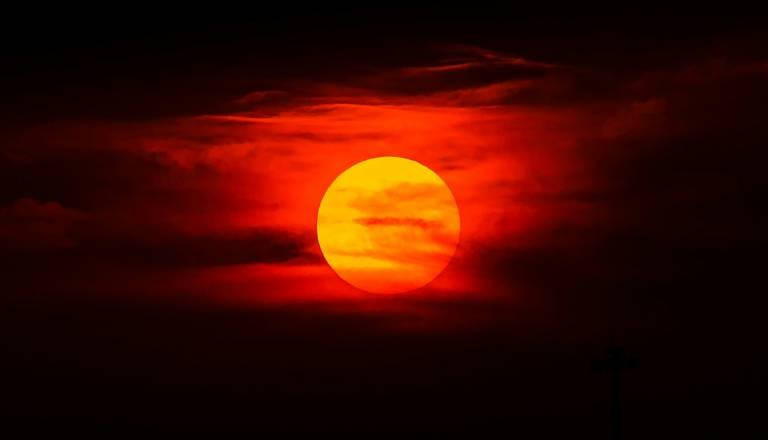 Krvava luna v znamenju Device: Napoved vplivov in astrološka razlaga po znamenjih