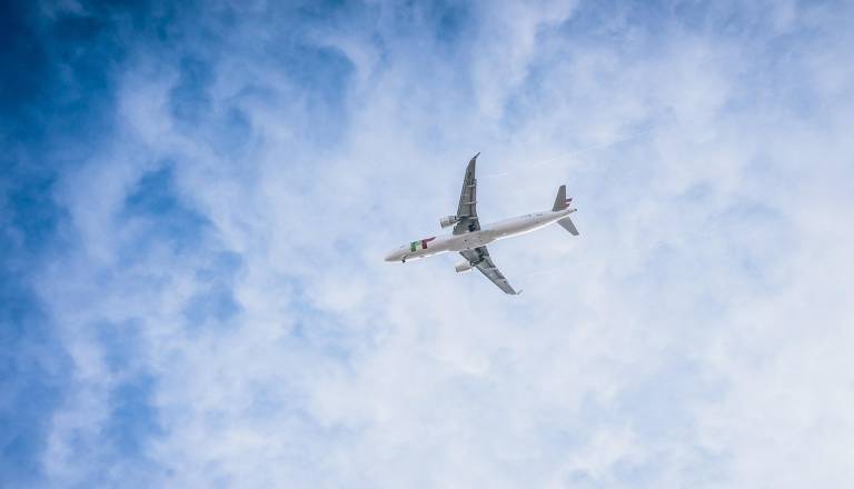 Vlada prerazporedila 1,5 milijona evrov za najem letala za ujete v ZAE in Omanu