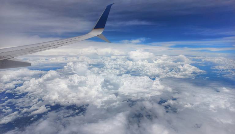 Vlada prerazporedila 1,5 milijona evrov za najem letala za ujete v ZAE in Omanu