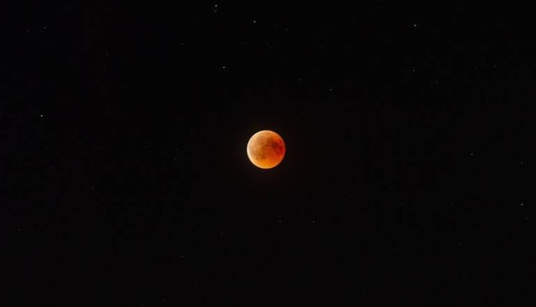 Luna bo za skoraj uro postala rdeča