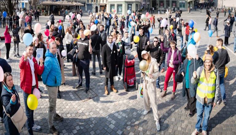 Več kot 100 ljudi je z inkluzivnim sprehodom z baloni obeležilo Dan inkluzije 