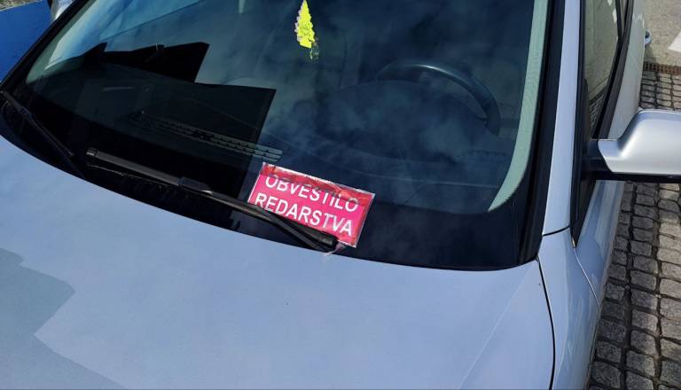 Kaos s parkiranjem v Kranju: Stanovalci brez mest, redarji pa pišejo kazni