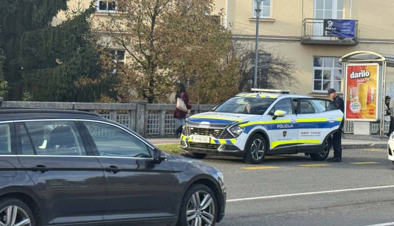 Ste vozili za rdečo Škodo? Policija po smrtni nesreči išče očividce
