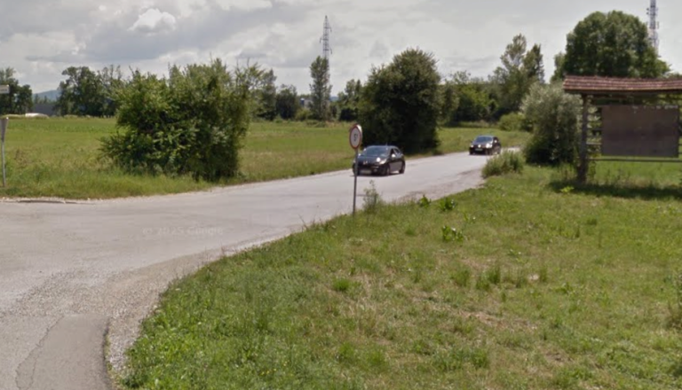 Šolarji po neosvetljeni Brnčičevi do avtobusa, občina napoveduje pločnik