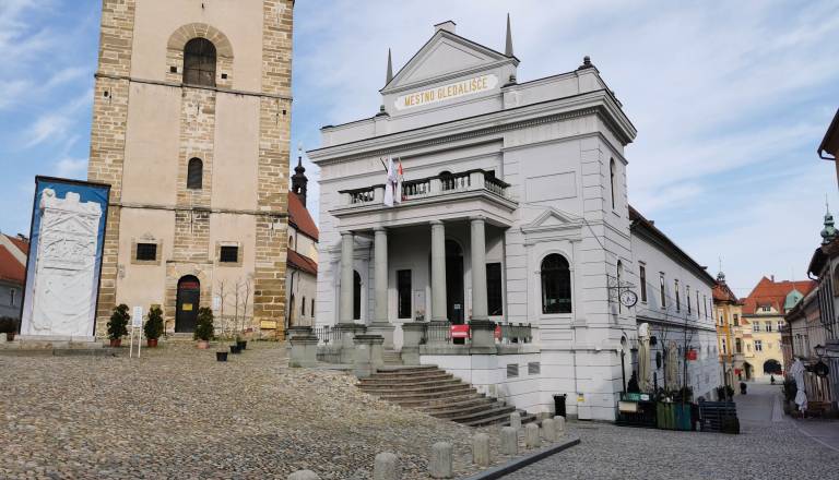 Trideset let gledališča in razhajanja ob praznovanju. Zakaj dve predstavi ob istem času?