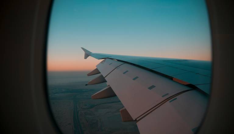 Vlada prerazporedila 1,5 milijona evrov za najem letala za ujete v ZAE in Omanu