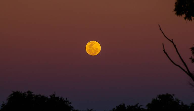 Spektakel na nebu, luna bo za skoraj uro postala rdeča
