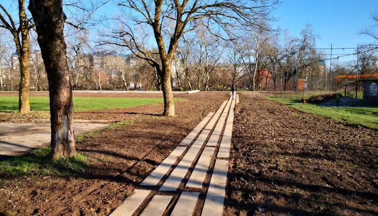 Otroci brez igral, v parku Muste še vedno čakajo na obnovo