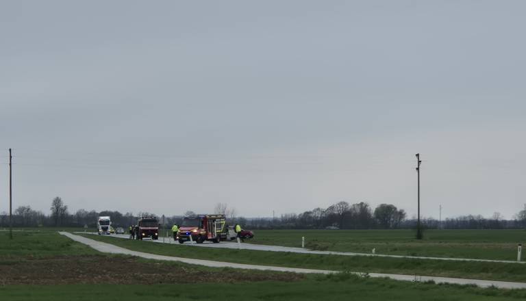 Avtomobil pristal na strehi, eno osebo odpeljali v bolnišnico