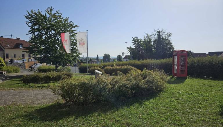 Na Pobrežje se vrača ikonična rdeča telefonska govorilnica