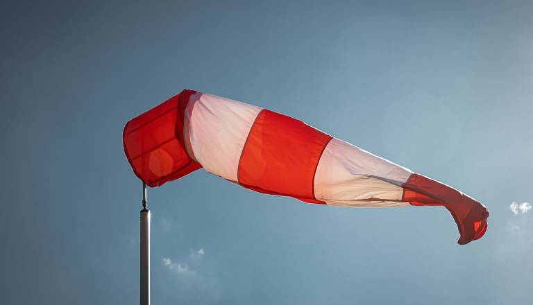 Perd nami nestanovitno vreme in okrepljen veter