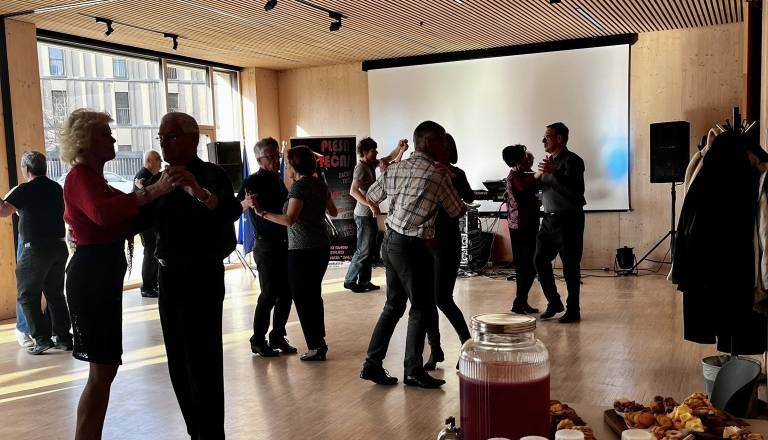 Nasmehi, salsa in bachata: Tako so plesali na Bledu