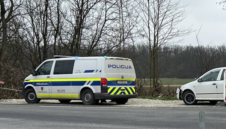 Trčili dve vozili, ena oseba poškodovana