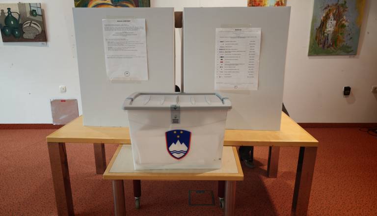 K izidom volitev bodo prišteli še glasove iz tujine, lahko spremenijo rezultat volitev?