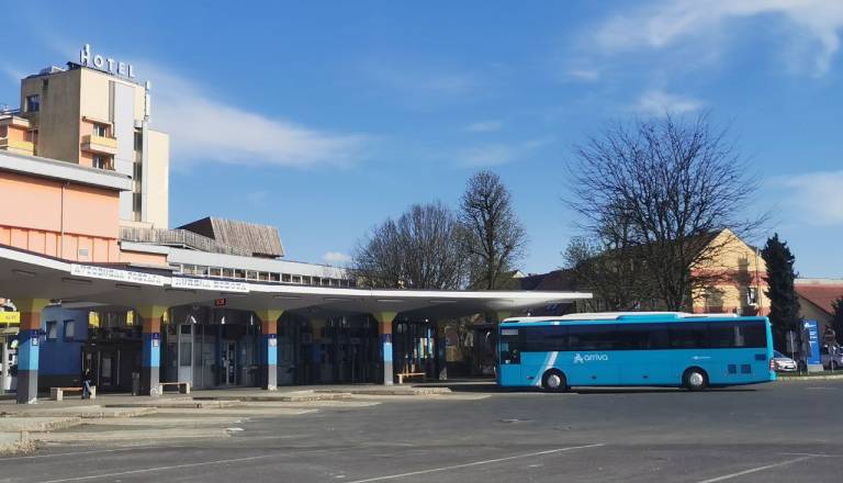 Občanka sprašuje: Kako je mogoče, da ima APMS uporabno dovoljenje, če nima parkirnih prostorov za potnike? 