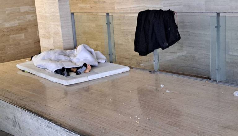 V tej ljubljanski kolesarnici naj bi živela narkomana. Na občini pojasnjujejo, zakaj ne morejo zagotavljati čistoče