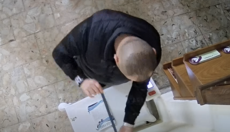 VIDEO: Najprej kraja, nato napad, kamera posnela dogajanje v cerkvi na Dolenjskem