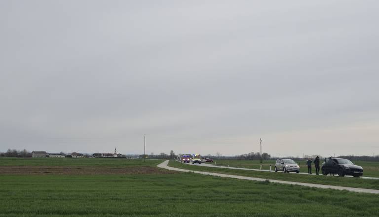Čelno trčenje zaprlo cesto, voznica poškodovana
