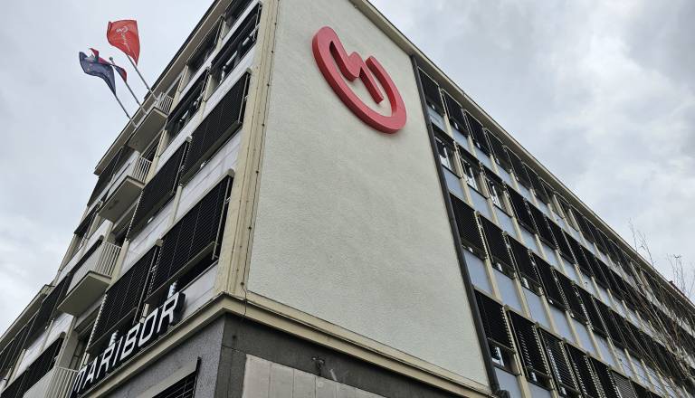 FOTO: Veter 'odpihnil' stari logotip Elektra Maribor, na stavbi že nova podoba