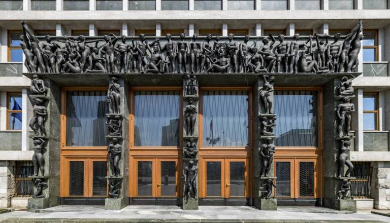 Poslanska funkcija vse bolj finančno privlačna? Stanovanja in dodatki, v novem mandatu višje plače