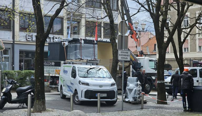 FOTO: V Mariboru že postavljajo novo rešitev za dostavo v mestnem jedru