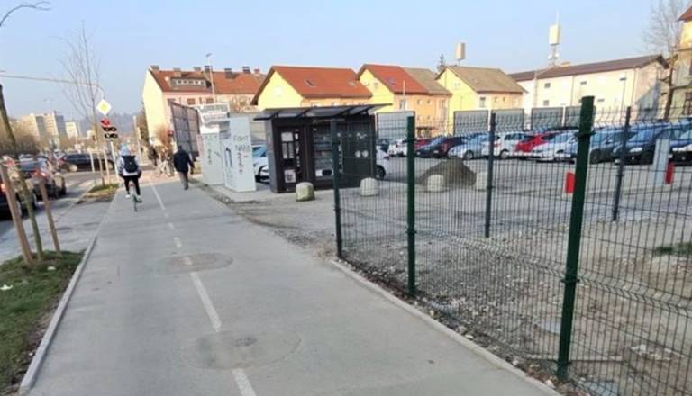 Del pločnika na Linhartovi še vedno neurejen