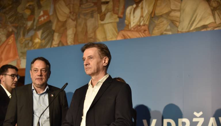 Razlika med Svobodo in SDS se povečala