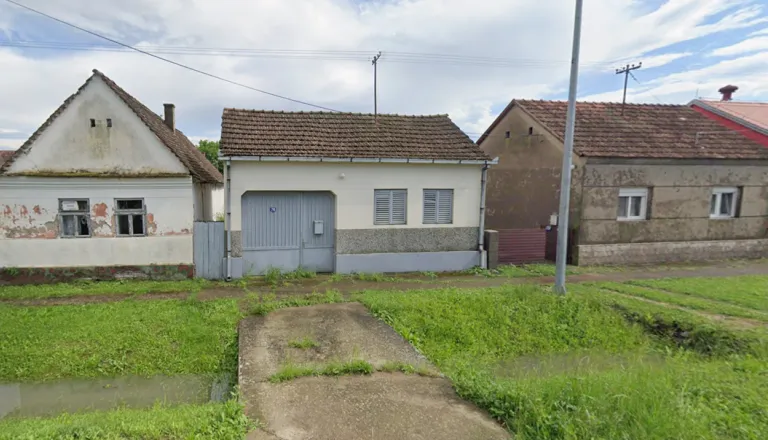 Nenavaden oglas: Par podarja hišo, telefon nenehno zvoni